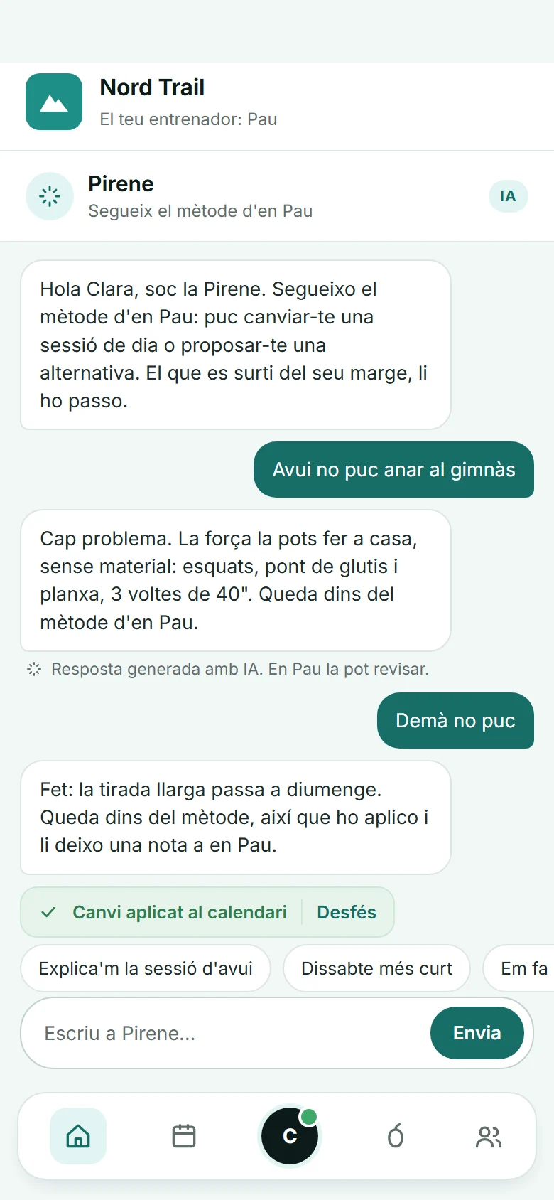 Xat de l'atleta amb Pirene, l'assistent amb IA del club: l'atleta diu que avui no pot anar al gimnàs i l'assistent li proposa la força a casa; després diu que demà no pot i l'assistent mou la tirada llarga a diumenge i n'avisa l'entrenador. Dades d'exemple.